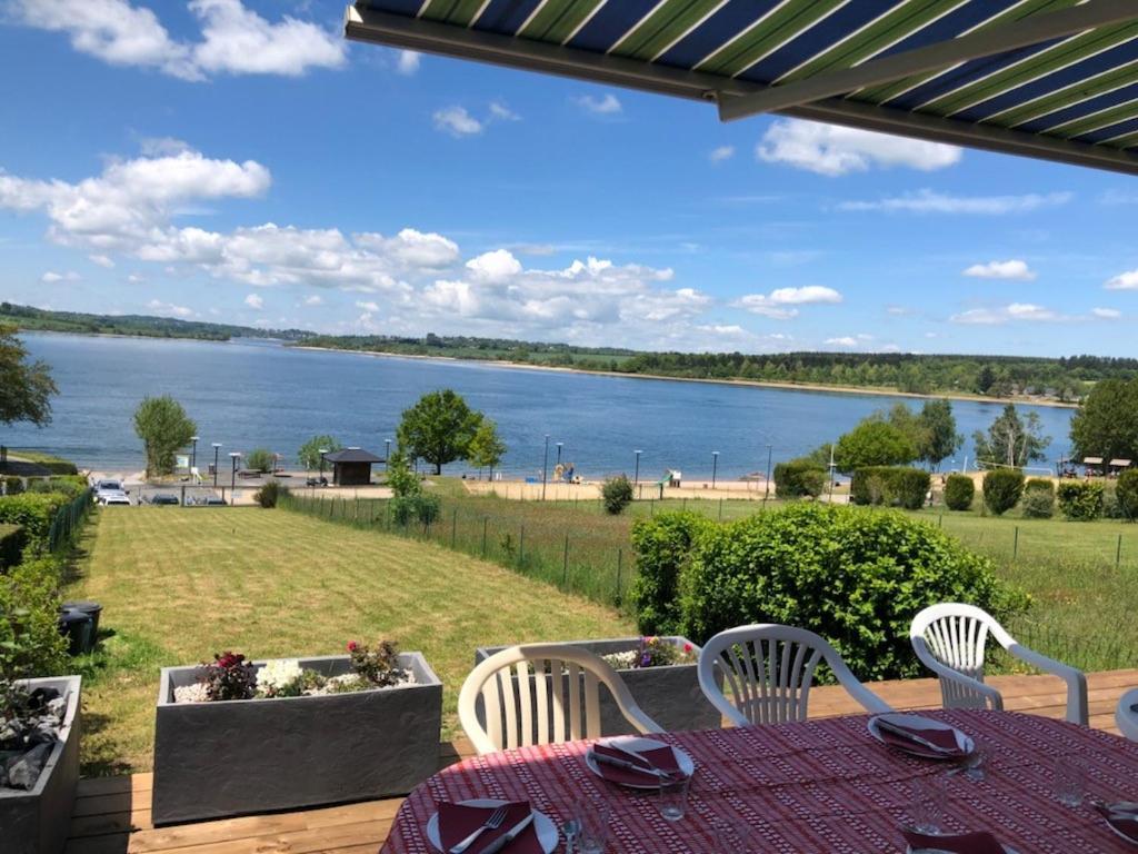 Maison bord de Lac de Pareloup Salles-Curan Extérieur photo